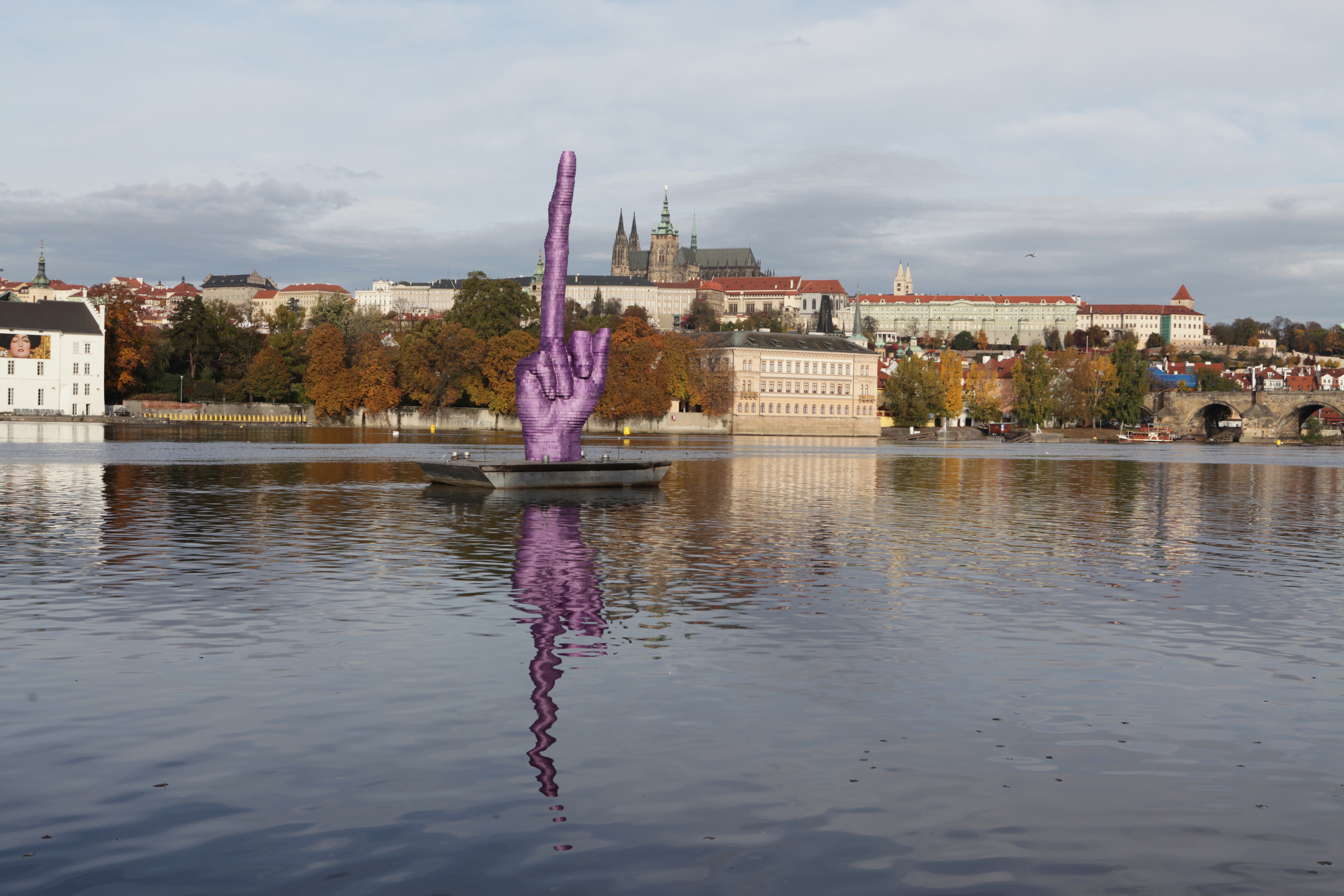 I efteråret 2013 skabte den tjekkiske kunstner David Cerny en kæmpemæssig fuck finger, som peger mod slottet, hvor den tjekkiske præsident bor. Det skete i protest mod præsidentens kontroversielle udtalelser.  Foto: David Cerny