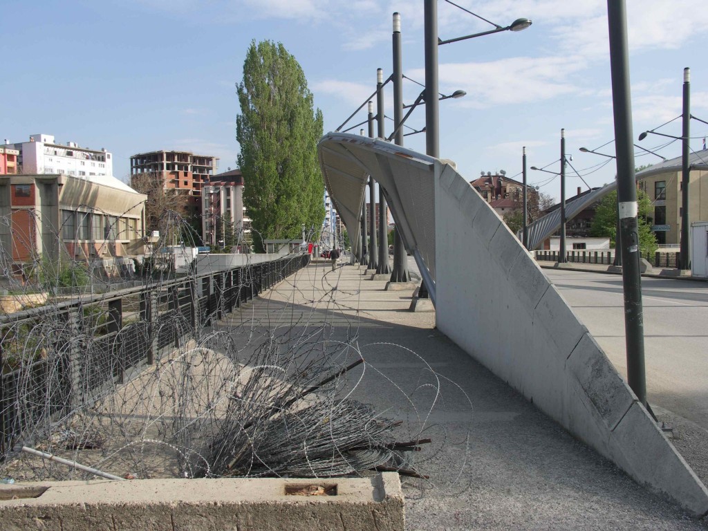 Broen over Ibar i Kosovska Mitrovica deler byen til den serbiske og albanske del Foto: Ota Tiefenböck