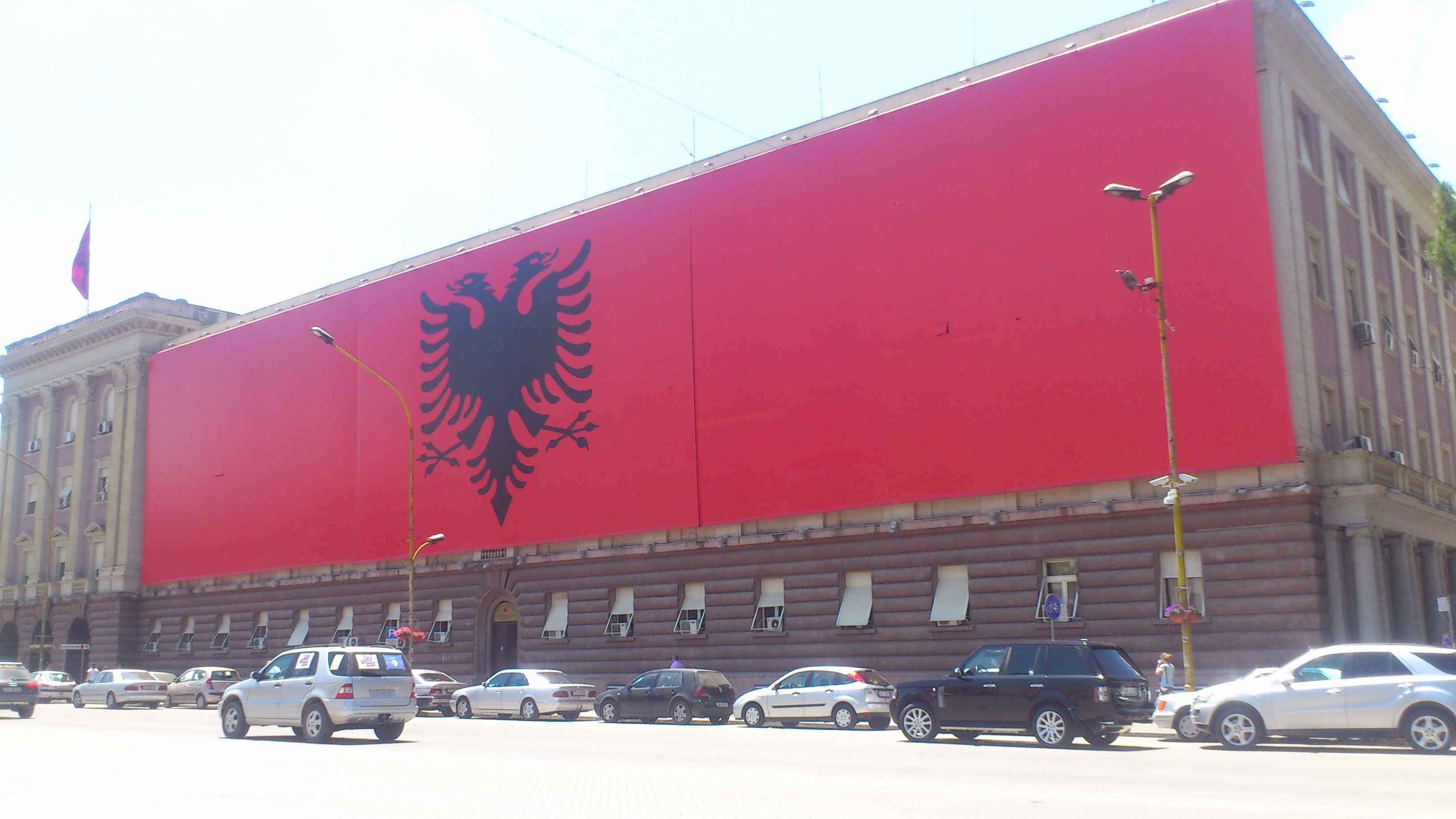 Den albanske parlamentsbygning i Tirana  Foto: Ota Tiefenböck