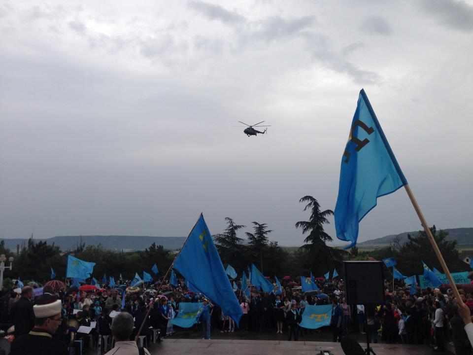 Russiske helikoptere overflyver konstant de demonstrerende krimtatarer  Foto: Kemal Seitveliyev