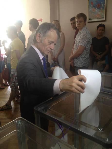 Mustafa Jemilev afgiver sin stemme. Foto: Qirim Cemiyeti - Кримське Земляцтво