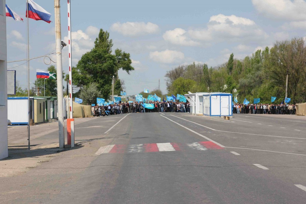 Grænsen til Krim, hvor massevis af mennesker venter på Mustafa Jemilev.  Foto: www.qha.com.ua