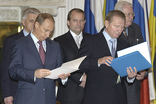 Den russiske præsident Vladimir Putin, Viktor Medvetjuk og tidligere ukrainske præsident Leonid Kutjma, her under underskrivelsen af aftalen om den russisk-ukrainske grænse i 2004.  Foto: Den russiske præsidents pressetjeneste