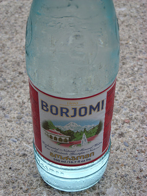 Den georgiske Borjomi mineralvand kan blive en af de varer, som bliver belagt med særlig import told   Foto: Johny Action