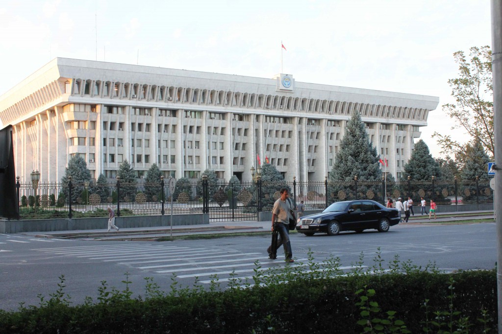 Det kirgisiske parlament i Bishkek  Foto: Ota Tiefenböck