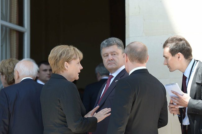 A. Merkel, V. Putin og P. Porosjenko ved 70-årsdagen for D-dag i Normandiet Foto: Kremlin
