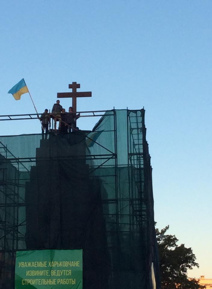 De unge har i stedet rejst et ortodoks kors, på stedet, hvor statuen af den væltede Lenin stod  Foto: Kharkiv Today