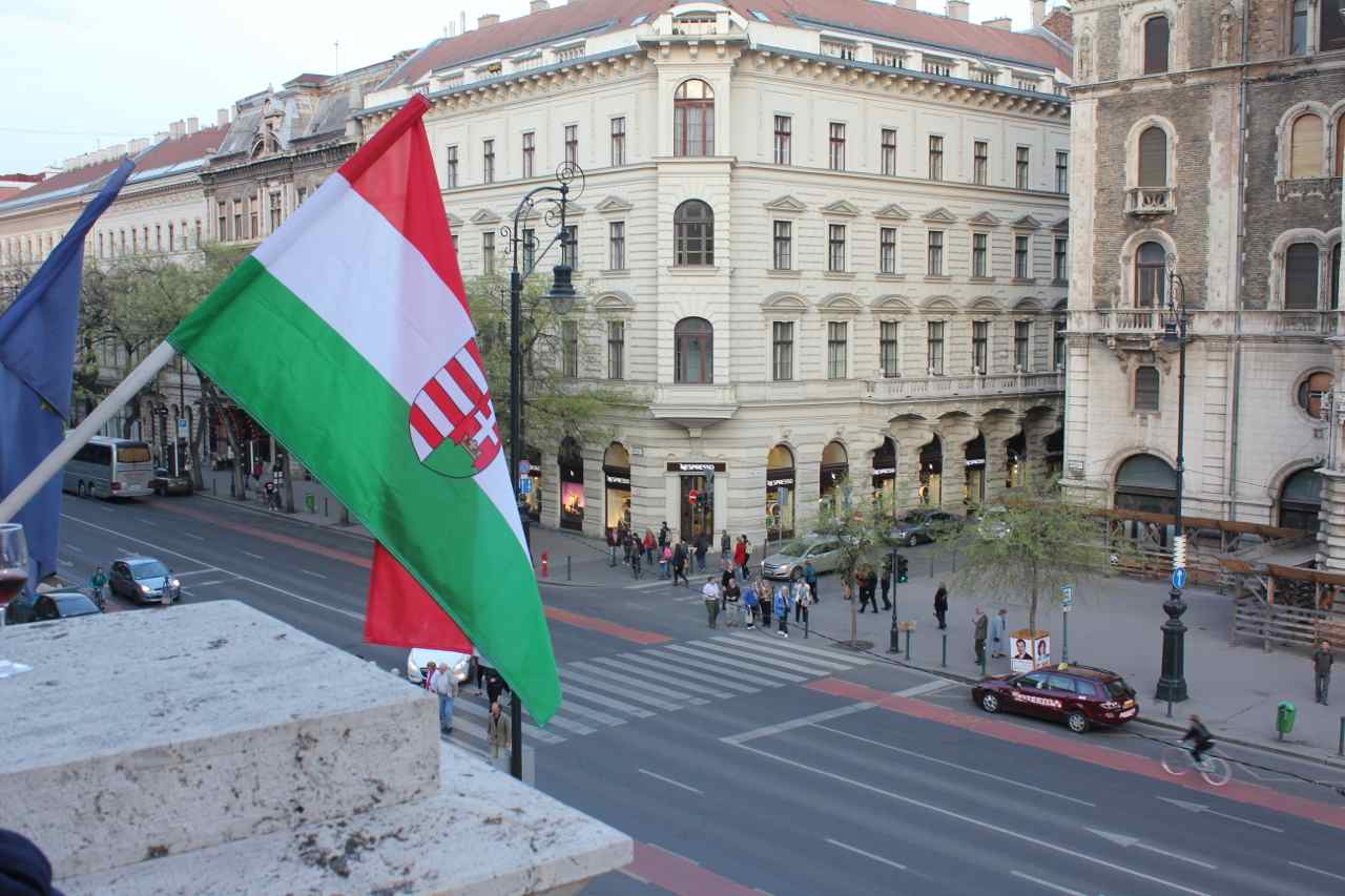 Det ungarske flag, her på operabygningen i Budapest  Foto: Ota Tiefenböck