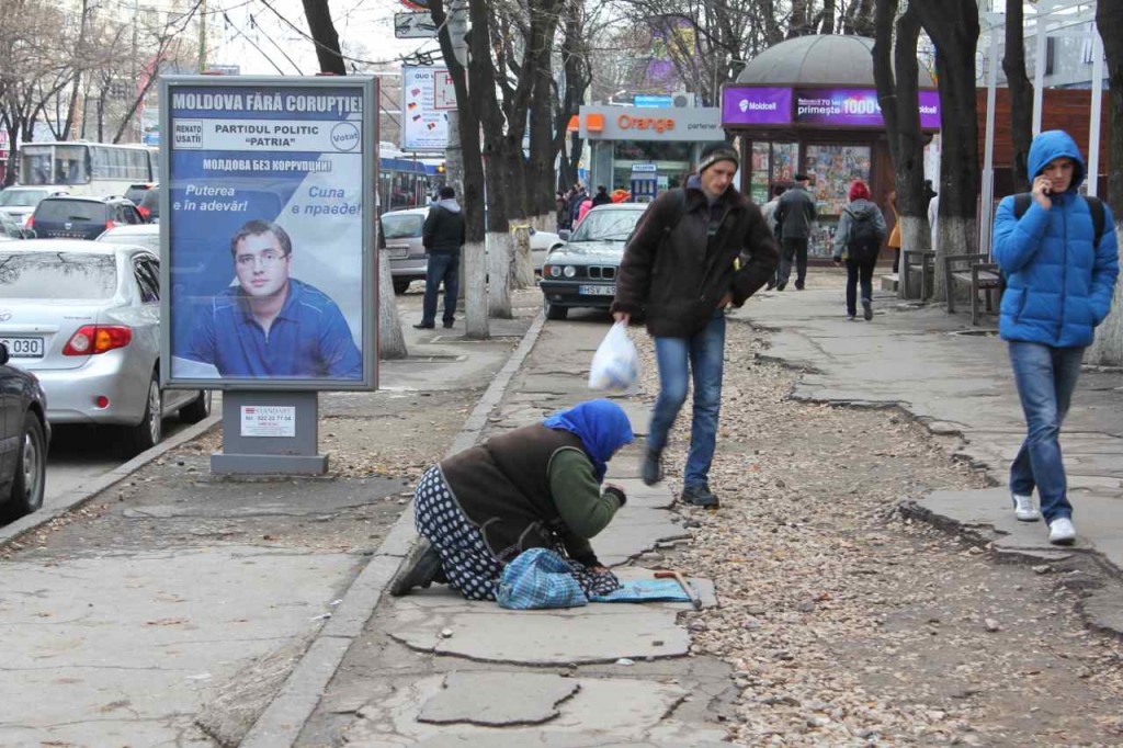 Hovedgaden i Chisinau med en plakat for Patria, som blev ekskluderet fra valget  Foto: Ota Tiefenböck