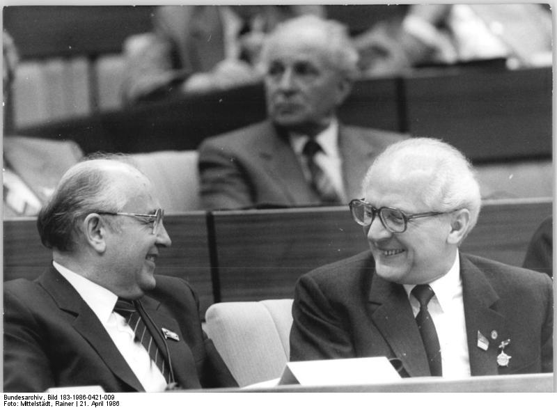 Gorbatjov og Honecker i en samtale i 1987 Foto: Bundesarkiv