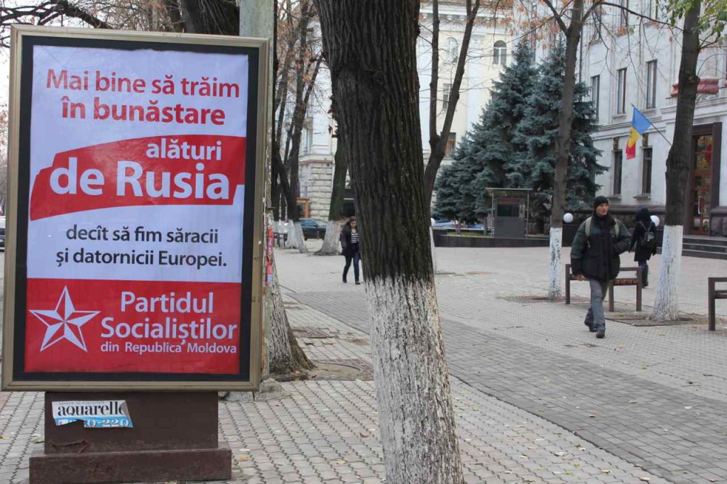 Et gadebillede fra Chisinau med Socialisternes valgplakat  Foto: Ota Tiefenböck