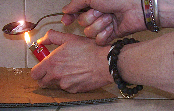 Opvarmning af heroin  Illustrationfoto: Wikimedia Commons