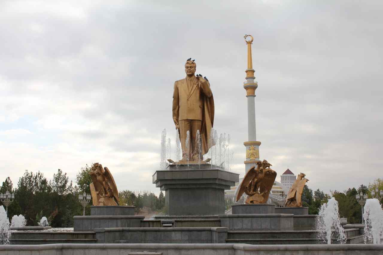 En statue til ære for Turkmenistans tidligere præsident Saparmurat Niyazov i landets hovedstad Ashgabat  Foto:Ota Tiefenböck