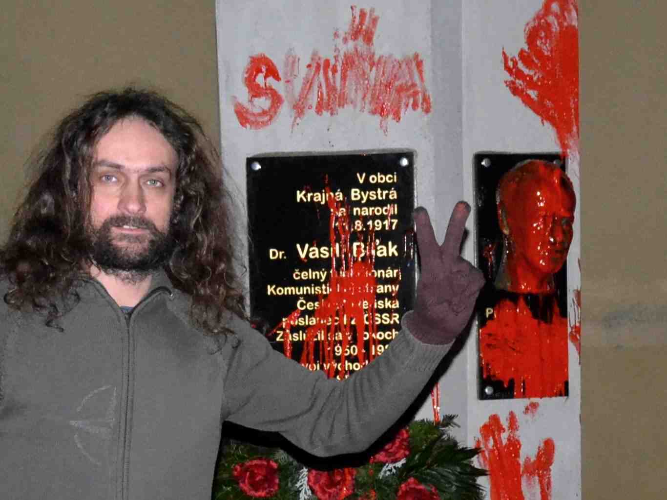 Kunstner Lubos Lorenz efter at have oversmurt mindetavlen for kommunistleder Vasil Bilak med rød maling  Foto: Lorenz & Kalmus