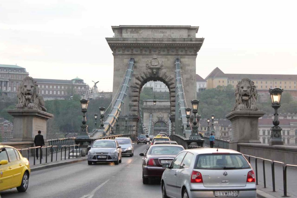 Flere af broerne i Budapest er blevet lukket i anledning af Putins besøg  Foto: Ota Tiefenböck