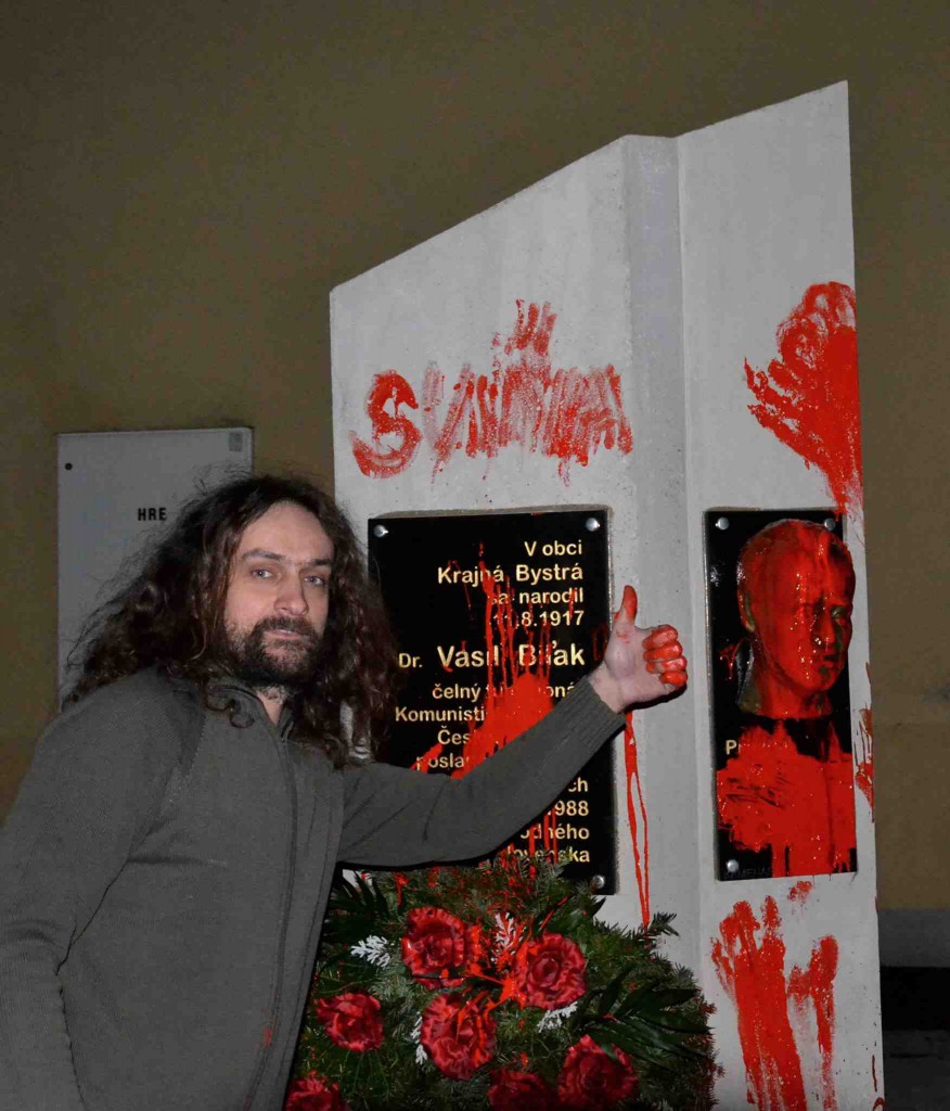 Kunstner Lubos Lorenz er en af de to aktivister, som oversprøjtede mindetavlen med rød maling.  Foto: Lorenz og Kalmus