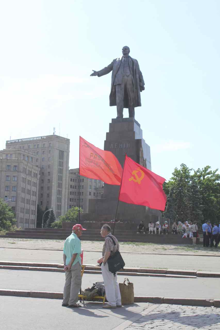 Det er nu strafbart at bruge det sovjetiske flag i Ukraine, som her i Kharkiv i maj. Foto: Ota Tiefenböck