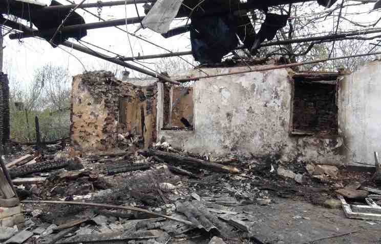 Det er ifølge separatisterne blandt andet det her hus, som er blevet ramt i nattens beskydning af Donetsk.  Foto: South Front