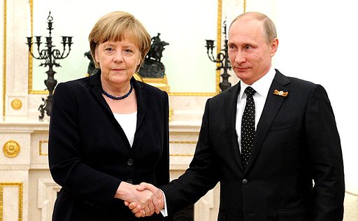 Angela Merkel og Vladimir Putin søndag  Foto: Det russiske præsidentkontor