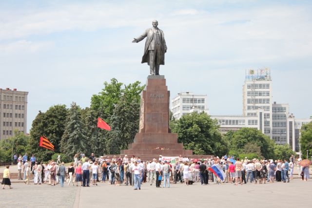 Lenin statue i det centrale Kharkiv står ikke længere på sin plads på byens hovedplads Foto: Ota Tiefenböck