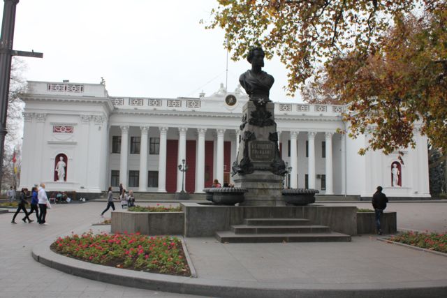 Odessa Rådhus med en statue af Pusjkin Foto: Ota Tiefenböck