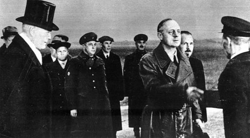 Ribbentrop ved ankomst til Moskva i 1939