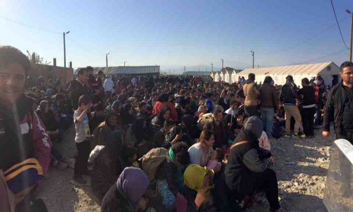 Migranter på den makedonske grænse Foto- Help Refugees