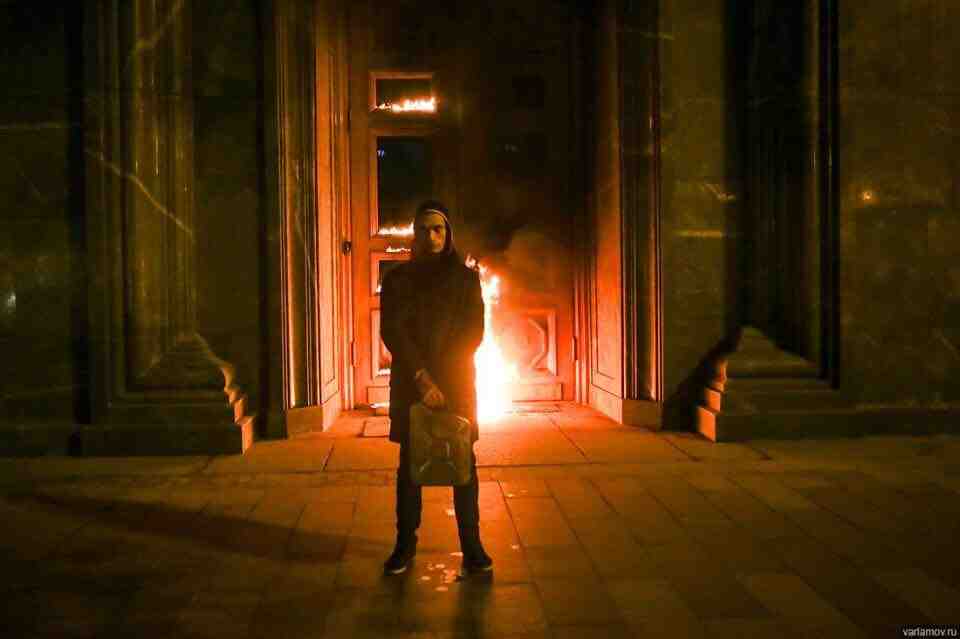Pjotr Pavlenskij foran den brændende hoveddør i den russiske sikkerhedstjenestes hovedkvarter  Foto: Varlamov