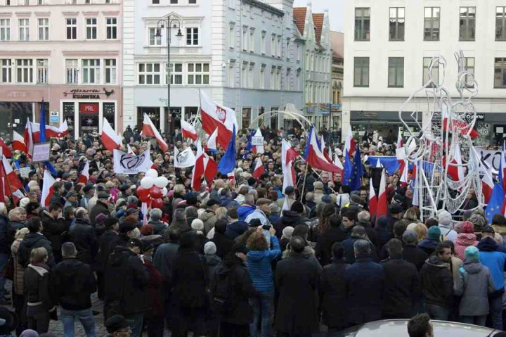 Der blev afholdt demonstrationer mod den polske regering i flere polske byer, her i den polske by Bydgoszcz Foto: KOD