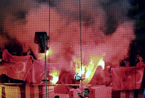 Russiske fans afbrænder tyrkiske flag Foto: VK