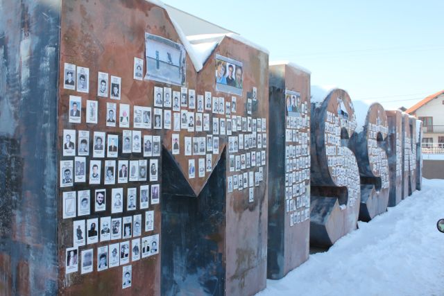 Et monument til savnede personer i den serbiske enkalve Gracanica i Kosovo Foto: Ota Tiefenböck
