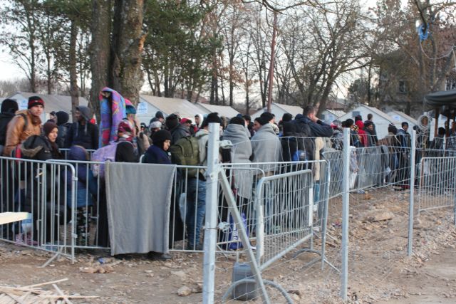 Migranter på vej til Tyskland, her under registrering i den serbiske lejr Presevo  Foto: Ota Tiefenböck