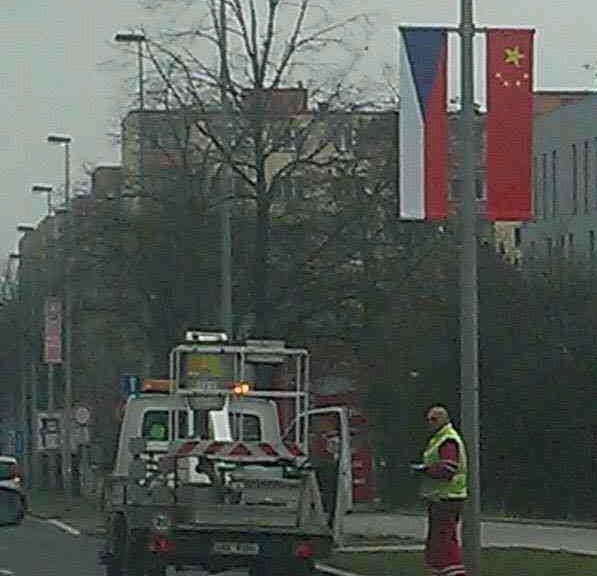 De kinesiske flag på vejen fra lufthavn til Prags Slot Foto: Ondrej Kolar
