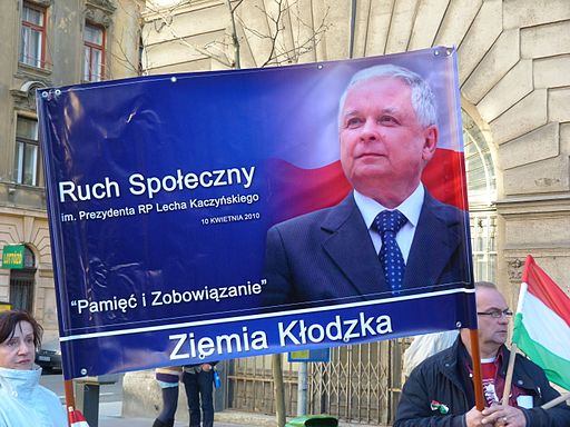 Kaczinski banner ved Orbans tale i Budapest Foto: Derzsi Elekes Andor