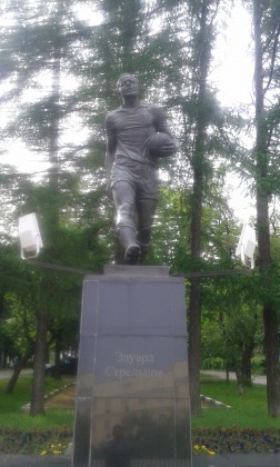 Statue af Eduard Streltsov udenfor Eduard Streltsov Stadion. Foto: Toke Møller Theilade