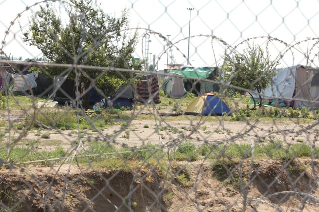 Grænsen mellem Serbien og Ungarn og en illegal lejr på den serbiske side af grænsen i Horgos Foto: Ota Tiefenböck