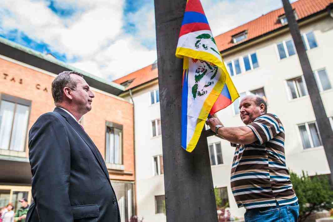 Karls Universitet i Prag flager i disse dage med tibetansk flag Foto: Universita Karlova