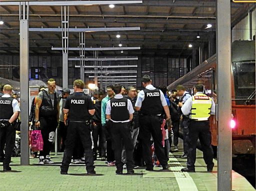 Migranter ankommer til en tysk banegår i 2015 Foto: Wikiolo