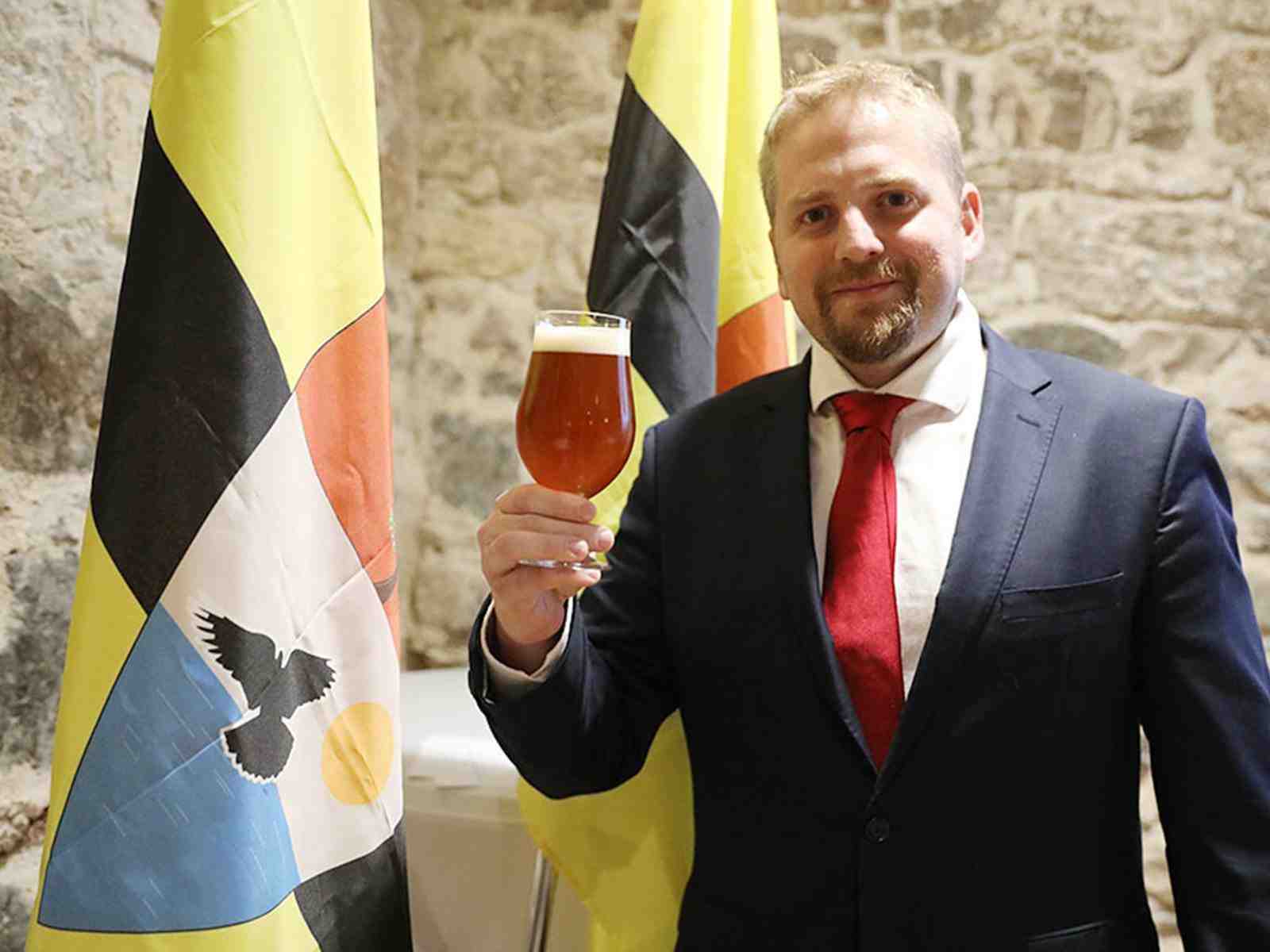 Vit Jedlicka præsenterer Liberlands nye øl Foto: Liberland