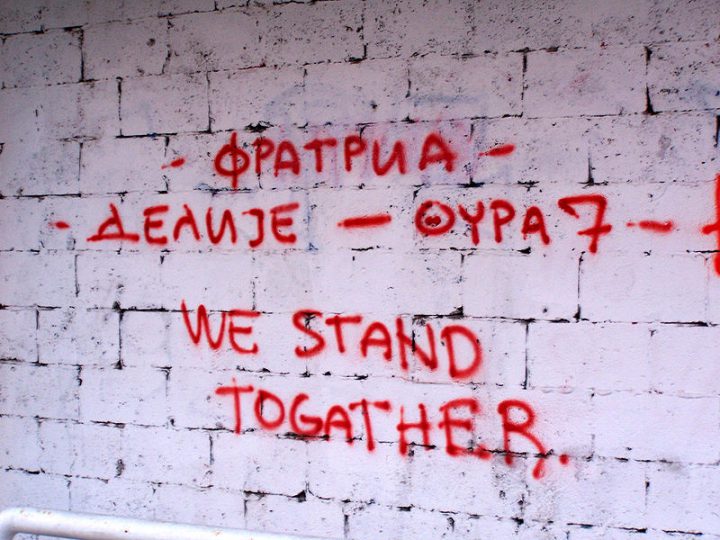 Graffiti til ære for venskabet i mellem Fratia fra Spartak, Delije fra Czezda Crea og Gate 7 fra græske Olympiakos. Foto: Darwinek