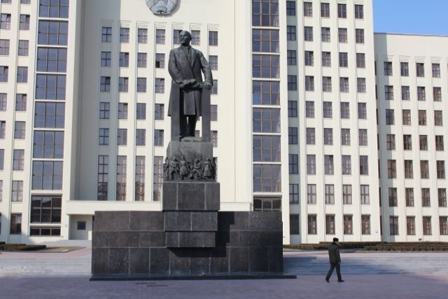 Regeringsbygningen i Minsk med Lenin statue foran Foto: Ota Tiefenböck