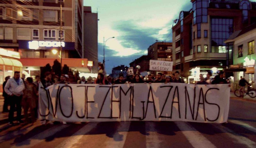 Demonstration i den serbiske by Nis. Foto: Protiv Diktature